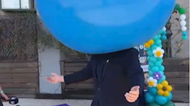 עומר ירדני בתוך בלון, צילום: אינסטגרם עומר ירדני